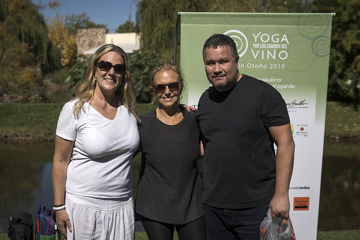 Yoga por los Caminos del Vino pasó por bodega Renacer