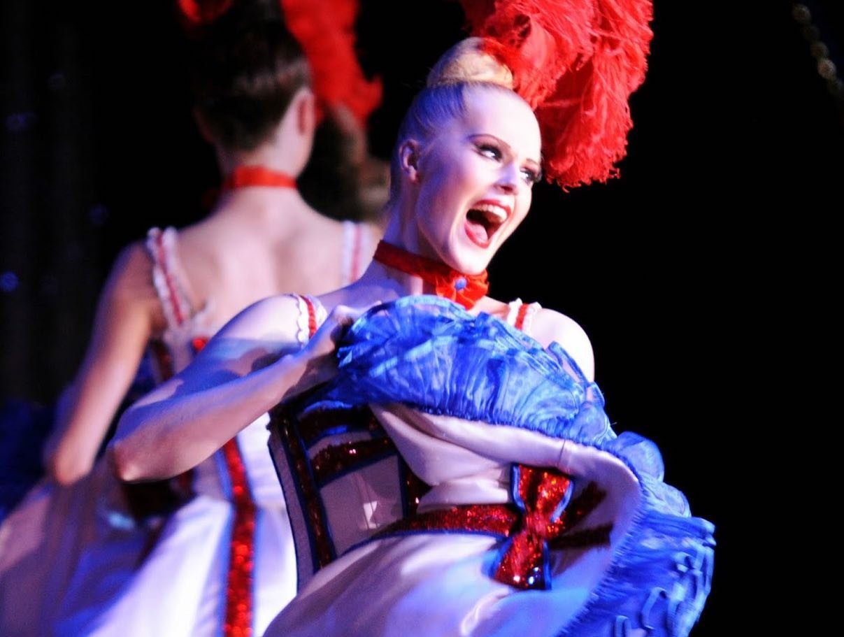 El teatro danza homenajea a la moda francesa