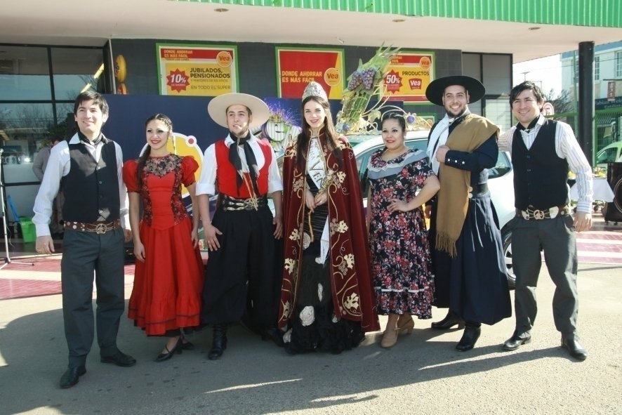 La Reina Giuliana Lucoski recibió su cero kilómetro de Vea Supermecados