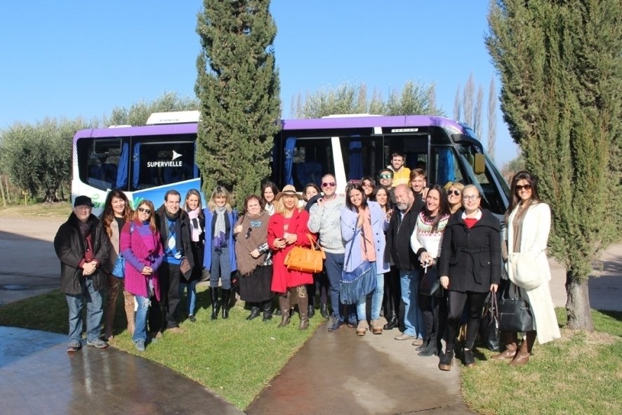 Bus Vitivinícola celebró el día del periodista en Bodega Achaval Ferrer