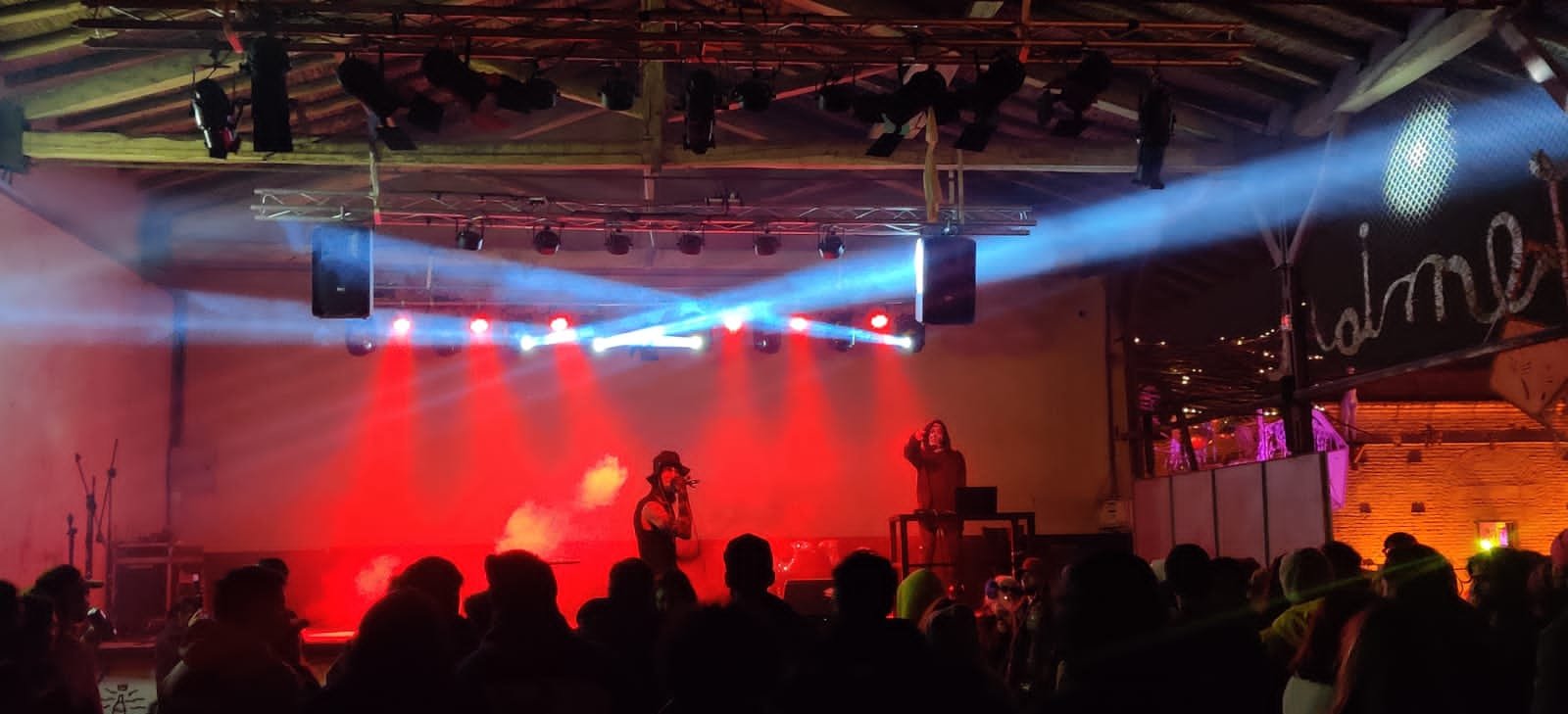 Vinos, arte y música en vivo en Cultural Aurora