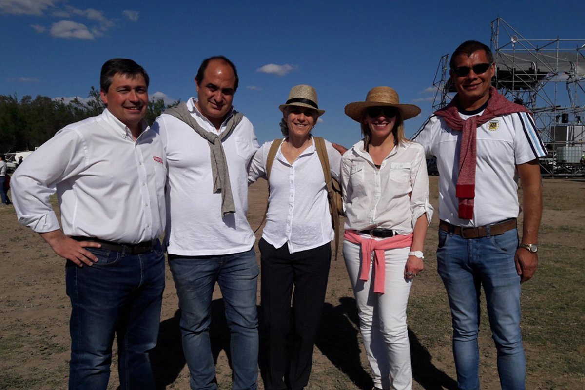 Aviones dieron vida al cielo de Rivadavia