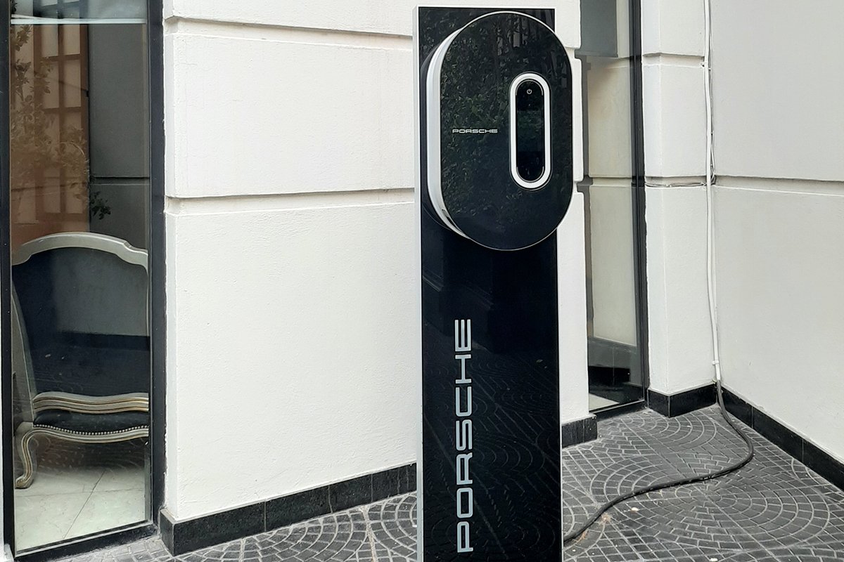 Diplomatic Hotel, ahora con punto de carga para autos eléctricos