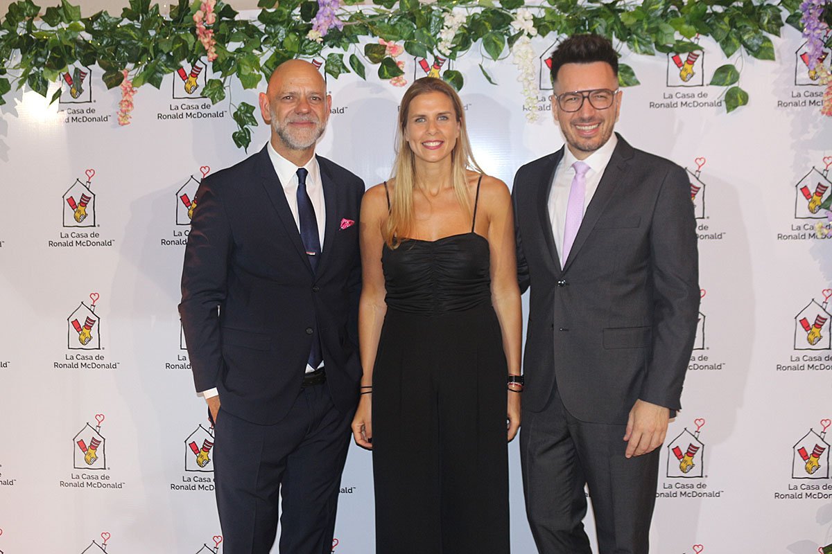 Luis Zambonini (Presidente de Casa Ronald), Julieta Cortijo (Directora Ejecutiva Casa Ronald) y Ale Ortega.