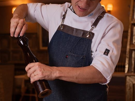 Toques con las manos diestras del chef Juan Calós